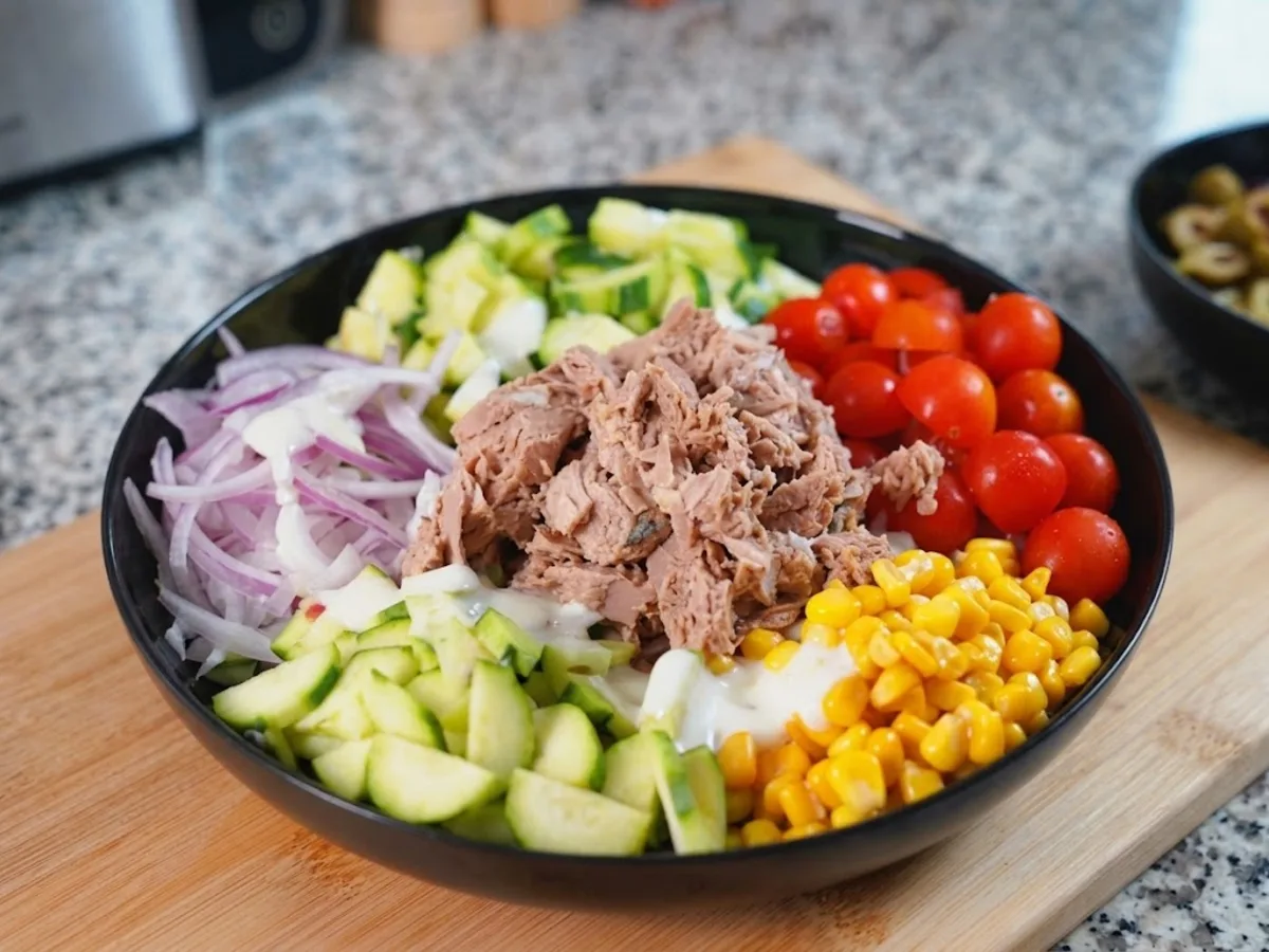 Salade de Thon, Maïs et Sauce au Yaourt